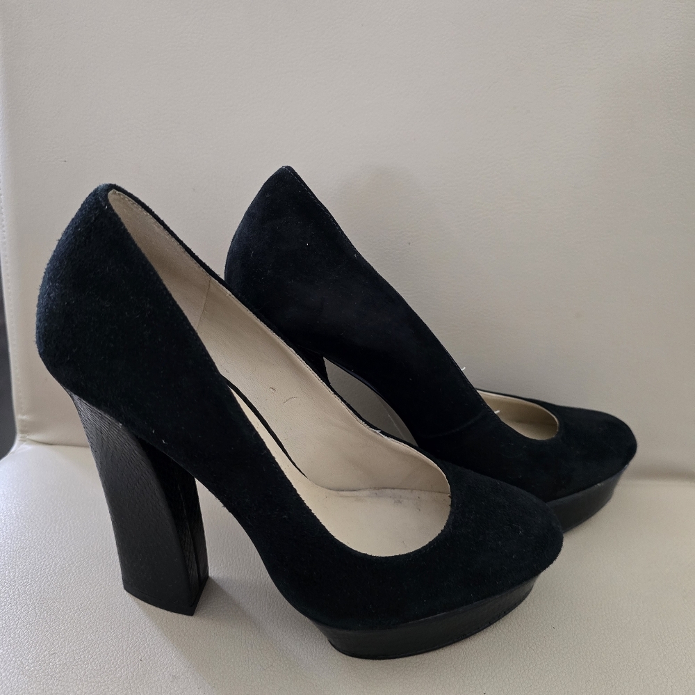 Nine West Black Suede 5" pumps size 7